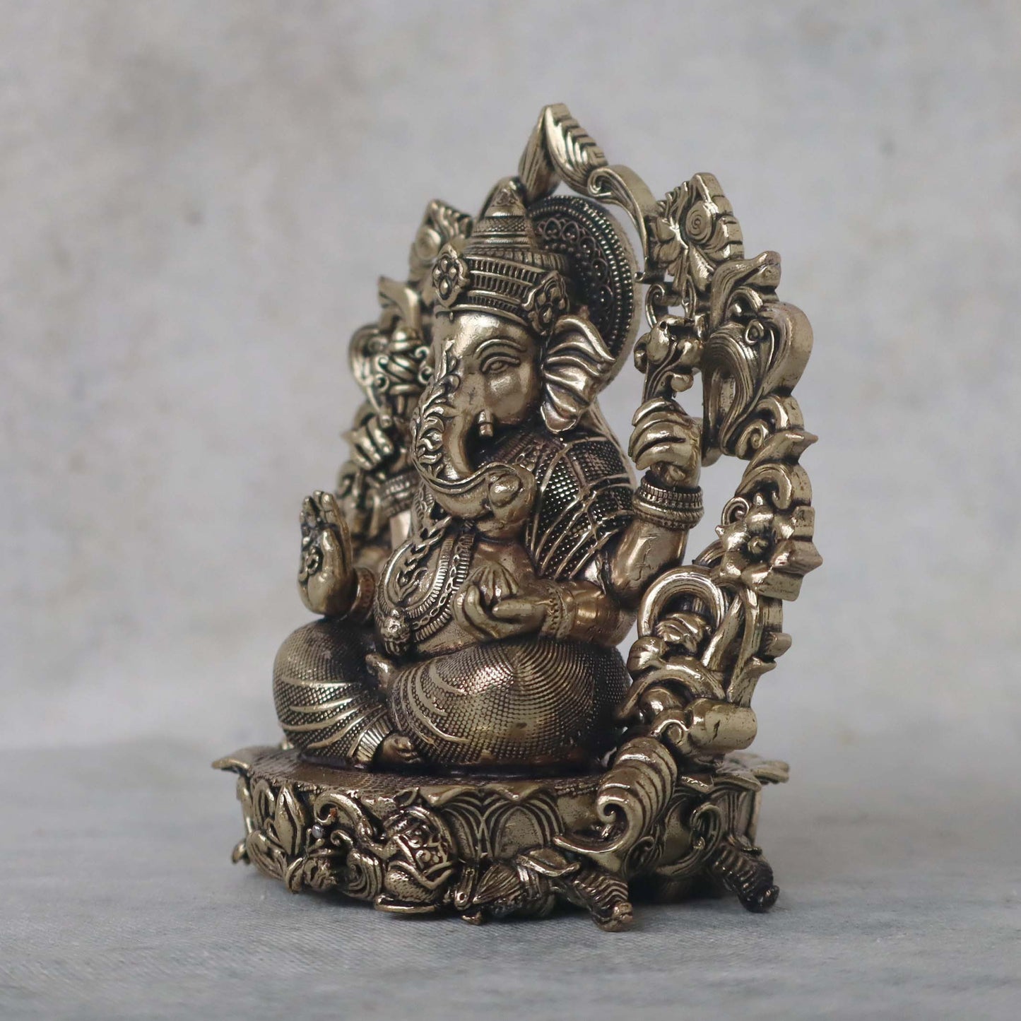 Mini Singhasan Ganesh Idol by Satgurus