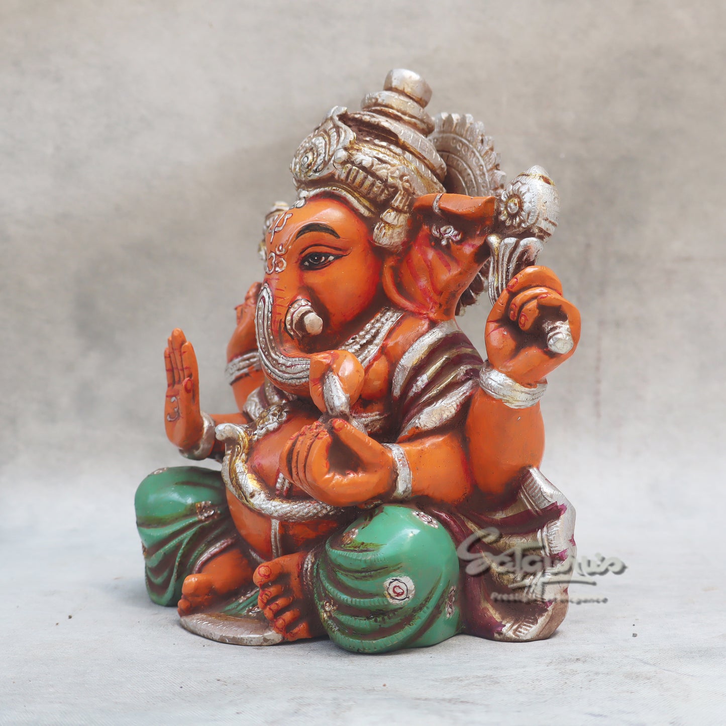 Mukut Ganesha / Red by Satgurus
