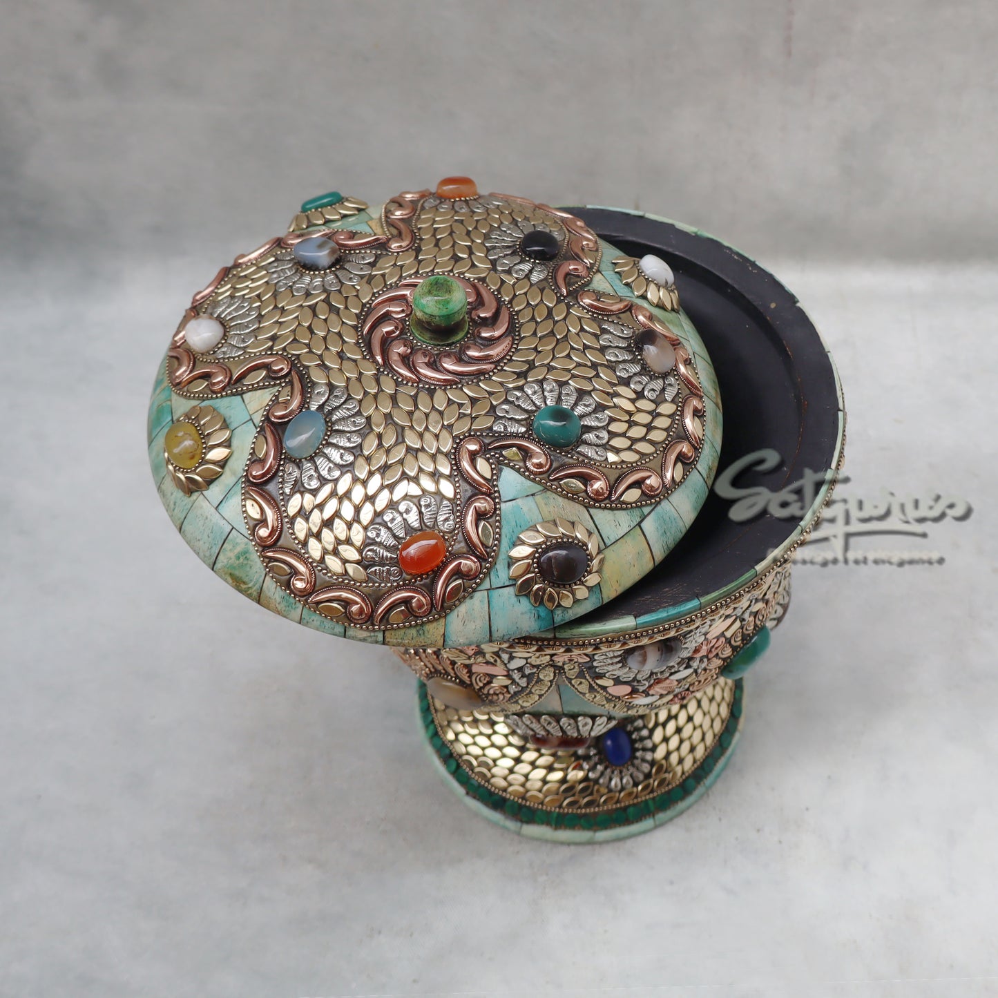 Box With Lid / Green by Satgurus