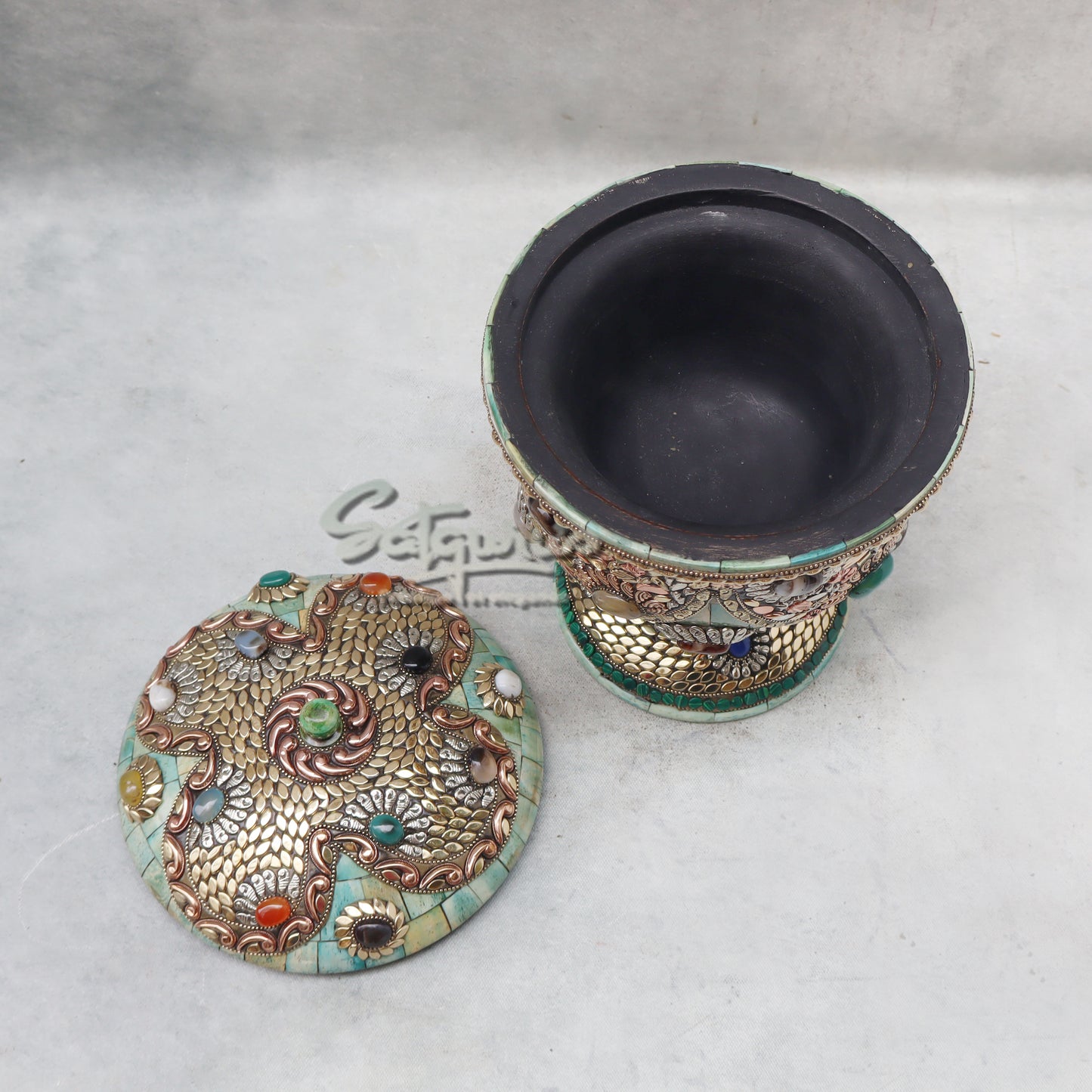 Box With Lid / Green by Satgurus