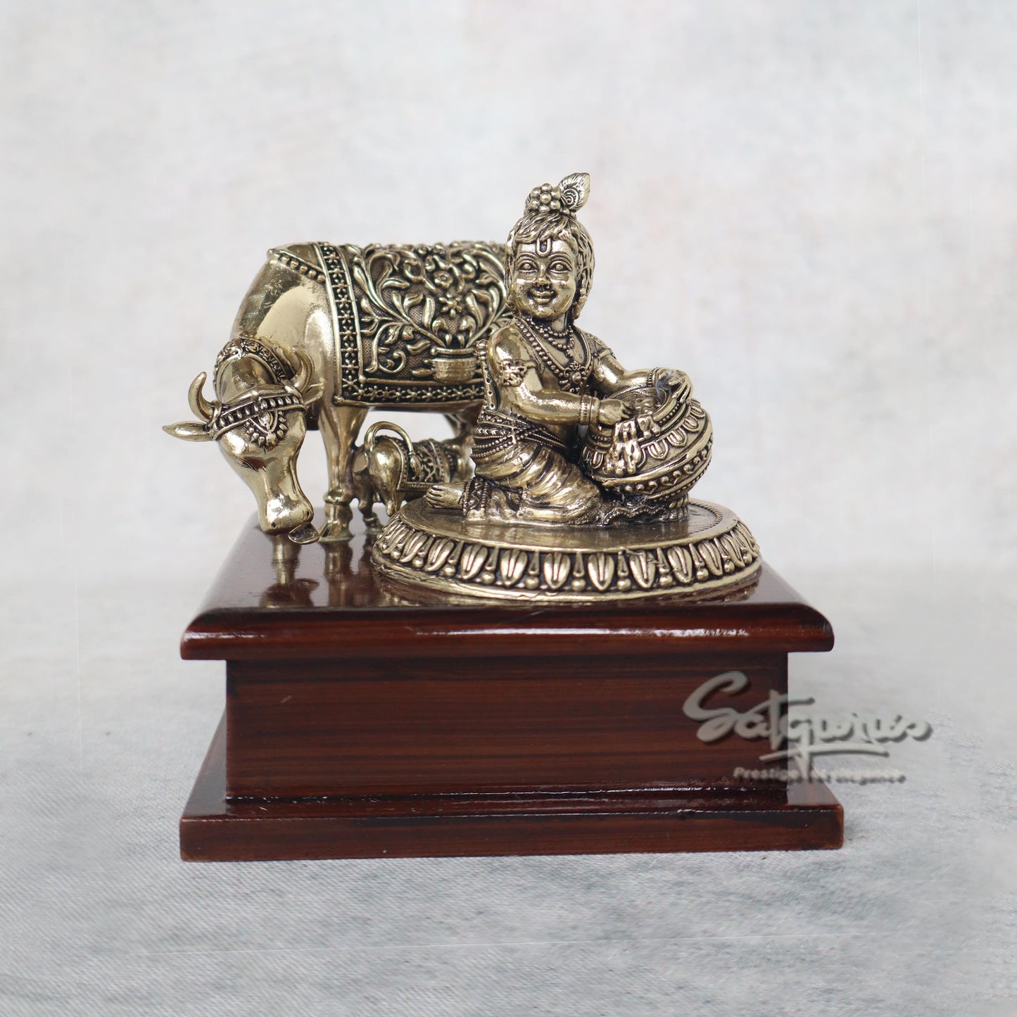 Makhanchor With Cow Calf On Base by Satgurus