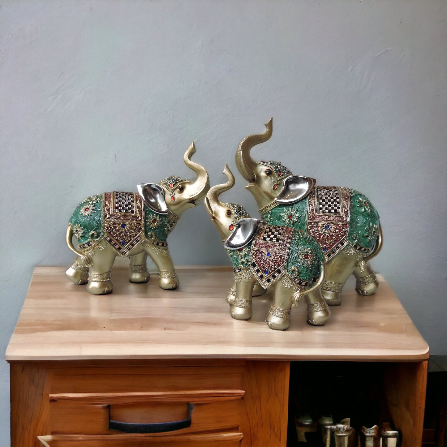 Elephant Trunk Up / Medium by Satgurus