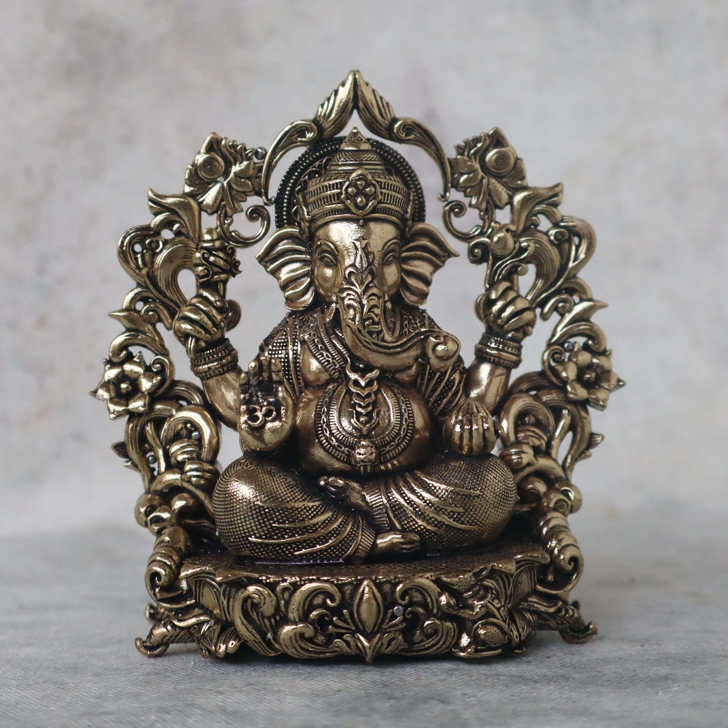 Mini Singhasan Ganesh Idol by Satgurus