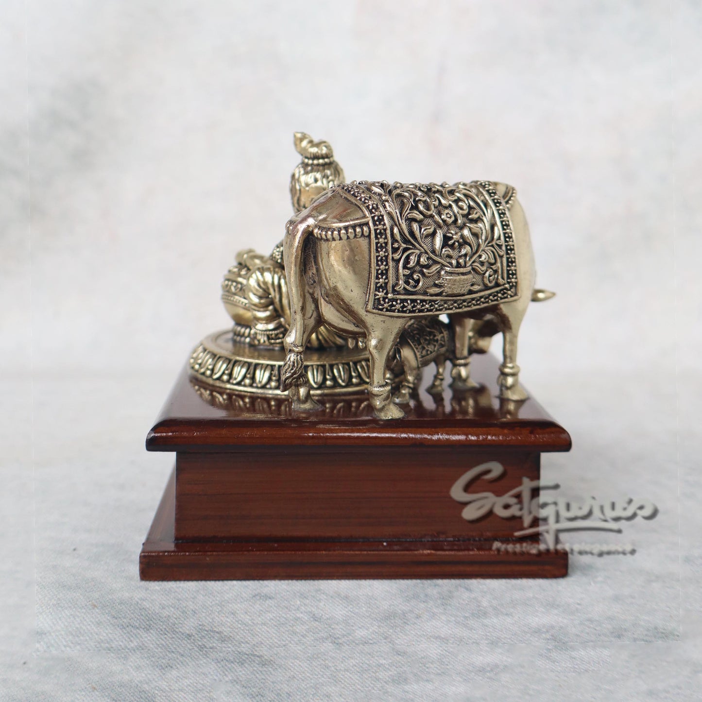 Makhanchor With Cow Calf On Base by Satgurus