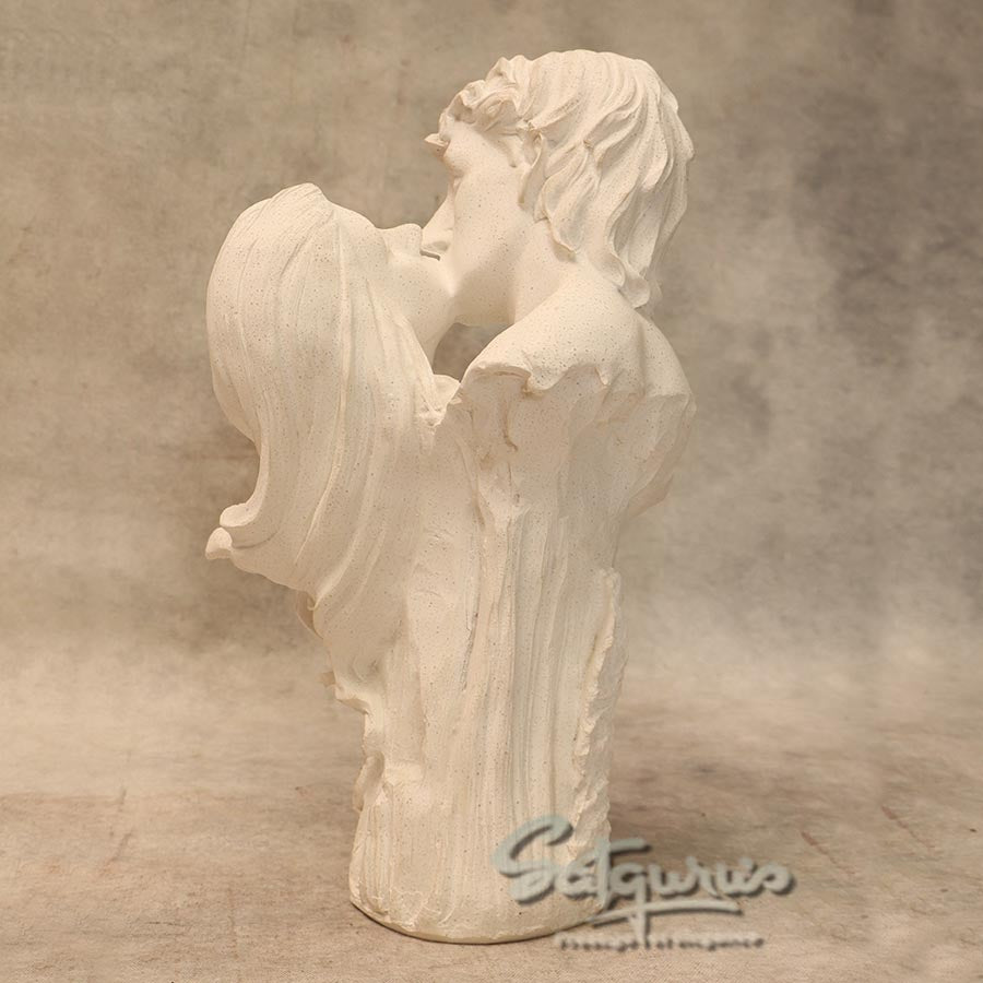 Kissing Couple By Satguru's